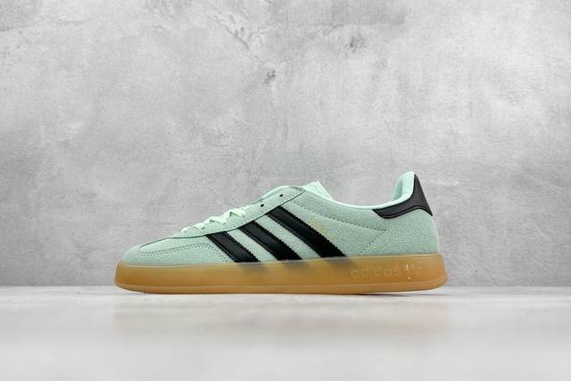 adidas Originals Gazelle Indoor Adidas Originals 便為我們帶來了全新配”黑绿”，版本以绿色鞋身配以黑色的三槓 L