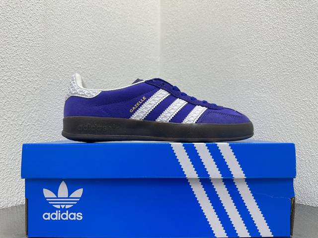 档口现货ad Gazelle Indoor Trainers 羚羊内训系列低帮复古百搭休闲运动德训风板鞋 If1809 90年代经典的复刻版！自60年代以足球训