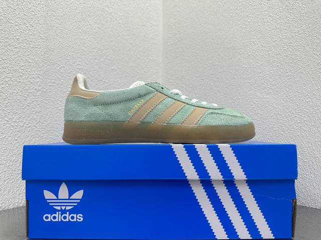 档口现货ad Gazelle Indoor Trainers 羚羊内训系列低帮复古百搭休闲运动德训风板鞋 If1809 90年代经典的复刻版！自60年代以足球训