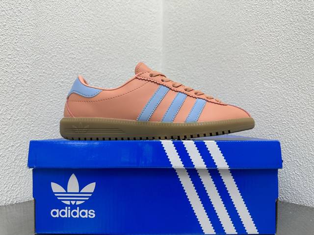 档口现货adidas Originals Bermuda 马卡龙配色 绒面麂皮防滑耐磨轻便低帮板鞋 整双鞋以传统的低帮呈现的清新造型 鞋身以细腻的头层猪巴 包裹