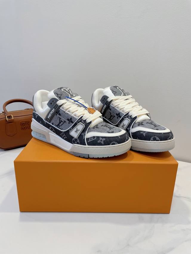 Lv Trainer Sneaker 一如继往的给足安全感，实物比图片更好看更精致！梦中情鞋击败～99% 多巴胺百搭，糖果色系真的好甜 元气度满满的 奢华品质，