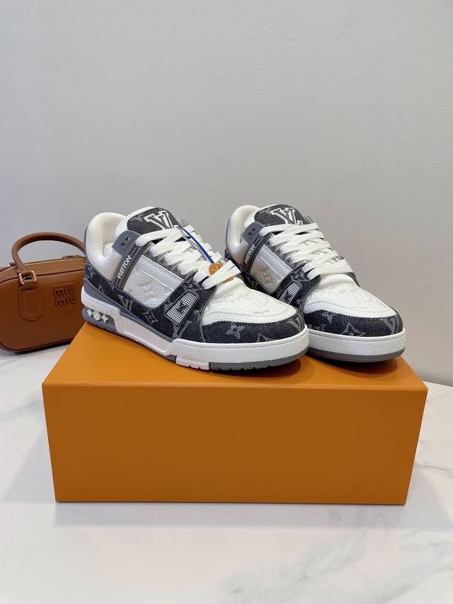 Lv Trainer Sneaker 一如继往的给足安全感，实物比图片更好看更精致！梦中情鞋击败～99% 多巴胺百搭，糖果色系真的好甜 元气度满满的 奢华品质，