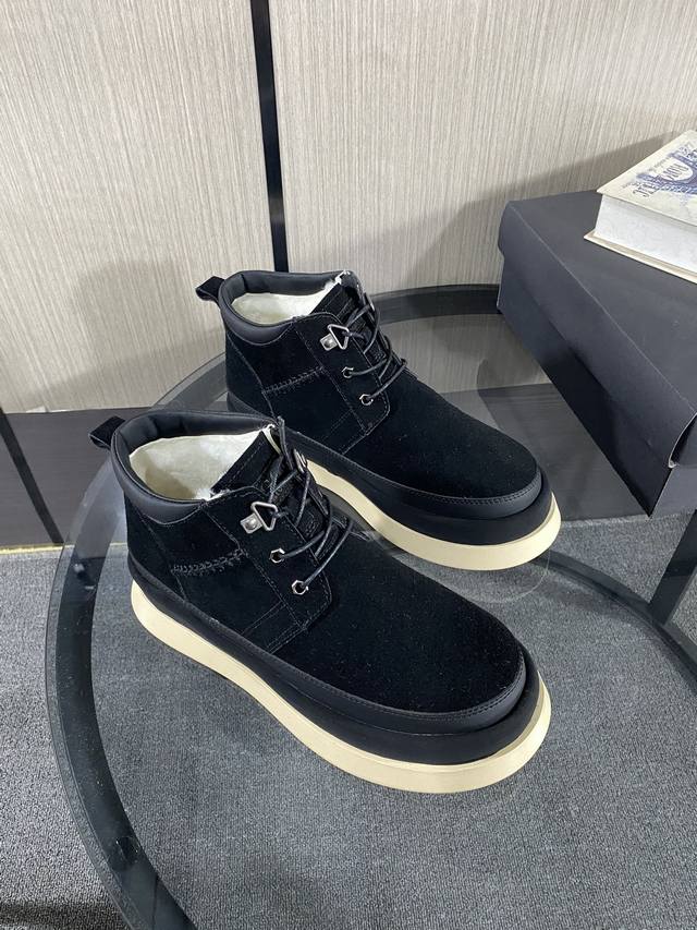 ugg P: Size：39-44 秋冬男士必选，时尚休闲，简单大方的车缝线工艺，适合任何服装搭配，源自欧洲的欧版宽边板型，加上时尚的颜色搭配，无论哪种身材都显