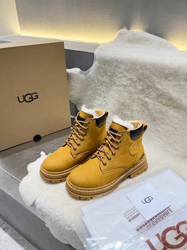 ugg P: 女码少 情侣款.Size：女35-40 .男39-44 Ugg大黄靴男女同款情侣款。 全网最爆 1:面料：头层防水牛皮磨砂 2:内里：澳州进口百分