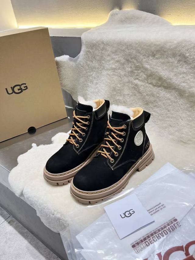 ugg P: 女码少 情侣款.Size：女35-40 .男39-44 Ugg大黄靴男女同款情侣款。 全网最爆 1:面料：头层防水牛皮磨砂 2:内里：澳州进口百分