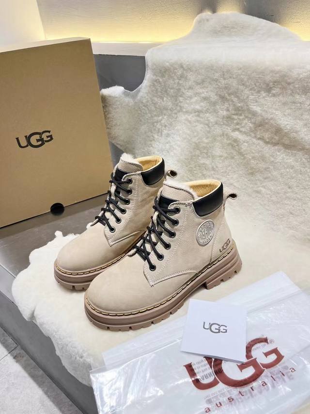 ugg P: 女码少 情侣款.Size：女35-40 .男39-44 Ugg大黄靴男女同款情侣款。 全网最爆 1:面料：头层防水牛皮磨砂 2:内里：澳州进口百分