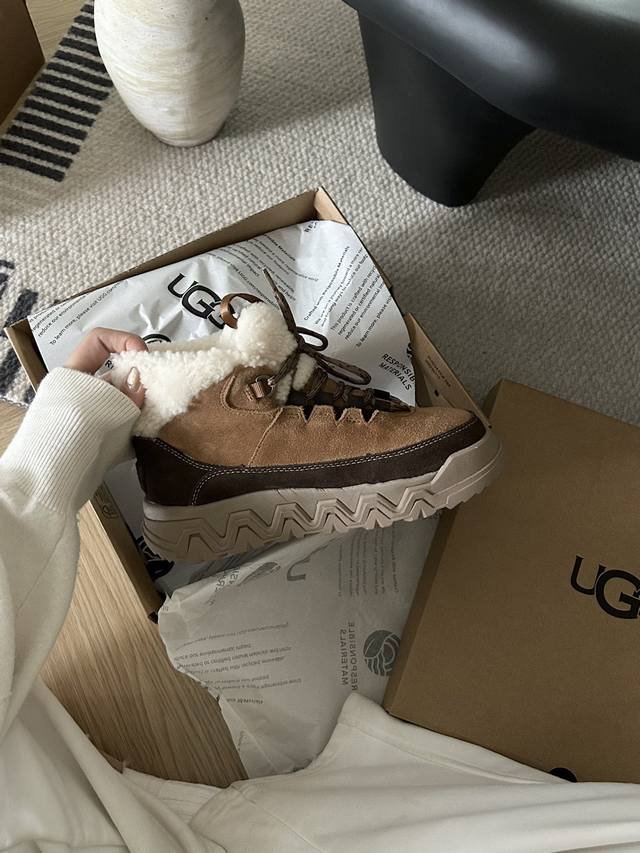 ugg P: 情侣款.Size：女35-40 .男40-45 男女情侣款 秋冬新品特雷户外靴雪地靴男鞋 溢毛款 #1158210 鞋面：牛剖层革 织物 鞋口：羊