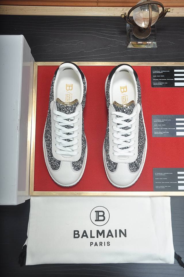 balmain巴尔曼 B-Skate运动鞋 B-Skate 多材质拼接撞色运动鞋 ，鞋面饰有黑色鞋带，头层牛皮拼接鞋舌点缀 Balmain 徽标， 牛皮内里tp