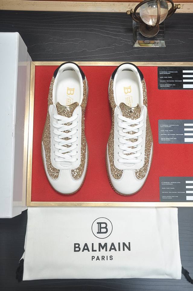 balmain巴尔曼 B-Skate运动鞋 B-Skate 多材质拼接撞色运动鞋 ，鞋面饰有黑色鞋带，头层牛皮拼接鞋舌点缀 Balmain 徽标， 牛皮内里tp