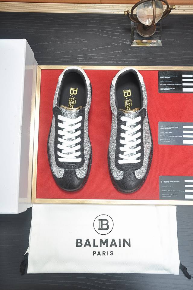 balmain巴尔曼 B-Skate运动鞋 B-Skate 多材质拼接撞色运动鞋 ，鞋面饰有黑色鞋带，头层牛皮拼接鞋舌点缀 Balmain 徽标， 牛皮内里tp