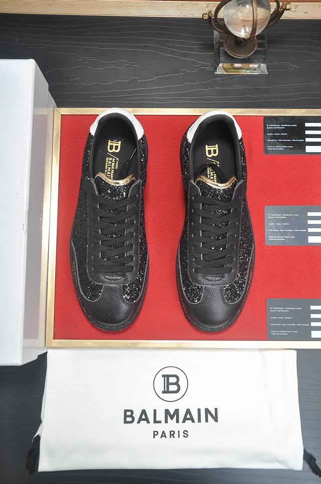 balmain巴尔曼 B-Skate运动鞋 B-Skate 多材质拼接撞色运动鞋 ，鞋面饰有黑色鞋带，头层牛皮拼接鞋舌点缀 Balmain 徽标， 牛皮内里tp