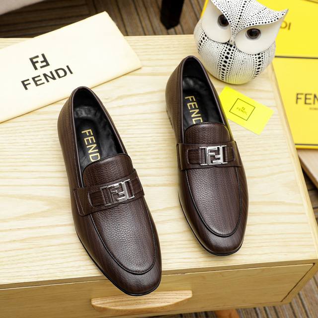 fendi 最新男士正装皮鞋经典系列不容错过头层采用进口头层牛皮原单品质，皮质光滑细腻版型超赞，完美流线型轮廓皮内里，咖色可选！码数38-44 45.46.可订