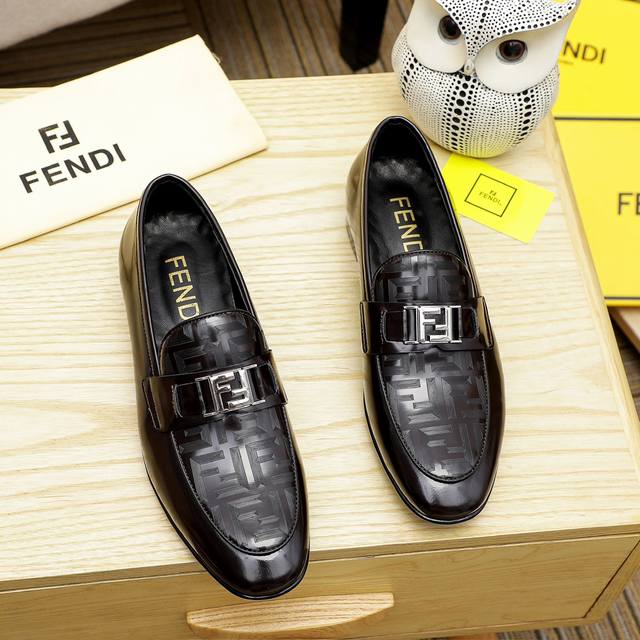 fendi 最新男士正装皮鞋经典系列不容错过头层采用进口头层牛皮原单品质，皮质光滑细腻版型超赞，完美流线型轮廓皮内里，3色可选！码数38-44 45.46.可订