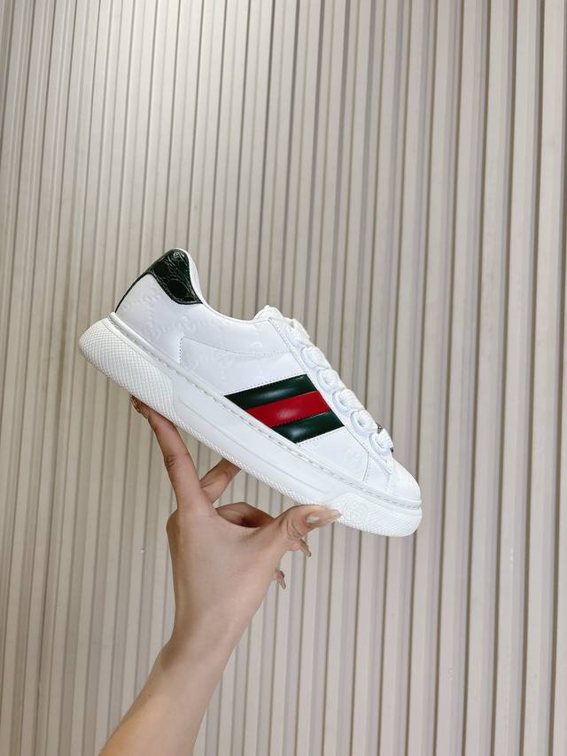 gucci Ace 系列饰织带情侣款运动鞋 面包鞋 小白鞋 广受青睐的ace系列运动鞋持续演绎品牌核心设计美学。在 2024秋冬男士系列中，这款低帮鞋型搭配更厚