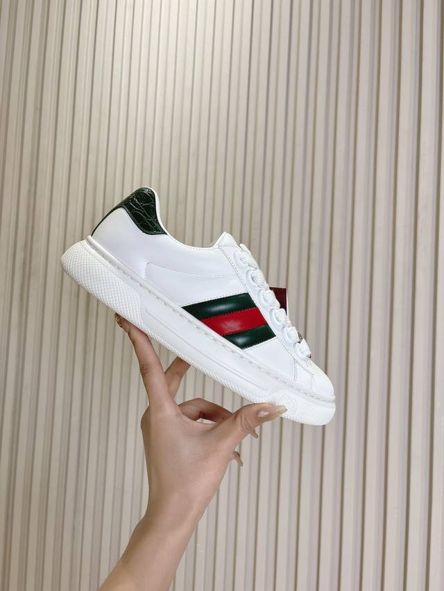 gucci Ace 系列饰织带情侣款运动鞋 面包鞋 小白鞋 广受青睐的ace系列运动鞋持续演绎品牌核心设计美学。在 2024秋冬男士系列中，这款低帮鞋型搭配更厚