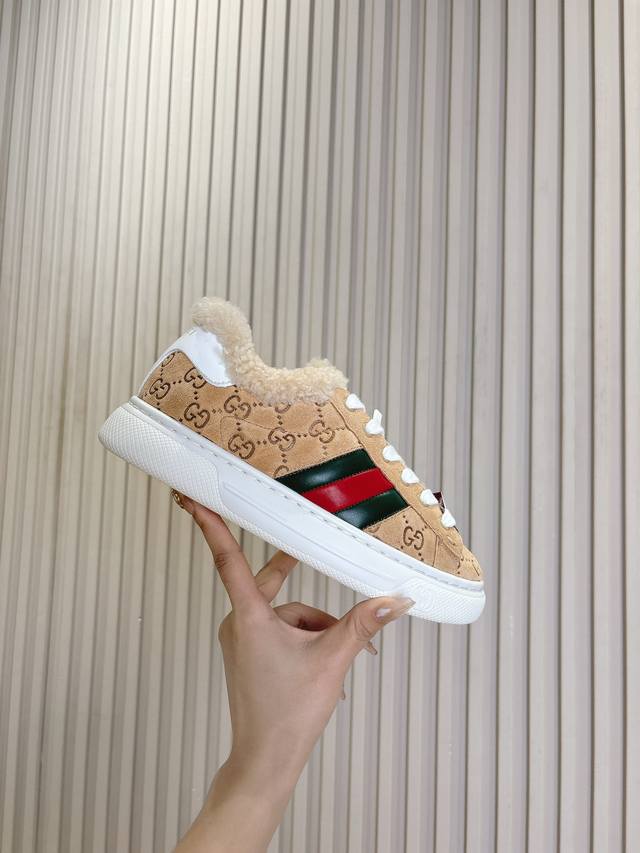 gucci Ace 系列饰织带情侣款运动鞋 面包鞋 小白鞋 广受青睐的ace系列运动鞋持续演绎品牌核心设计美学。在 2024秋冬男士系列中，这款低帮鞋型搭配更厚