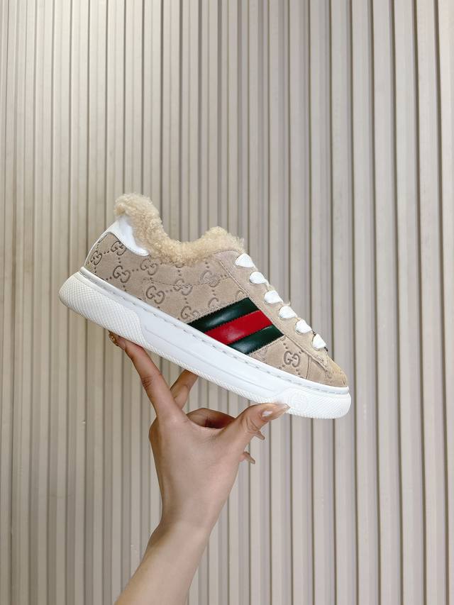 gucci Ace 系列饰织带情侣款运动鞋 面包鞋 小白鞋 广受青睐的ace系列运动鞋持续演绎品牌核心设计美学。在 2024秋冬男士系列中，这款低帮鞋型搭配更厚