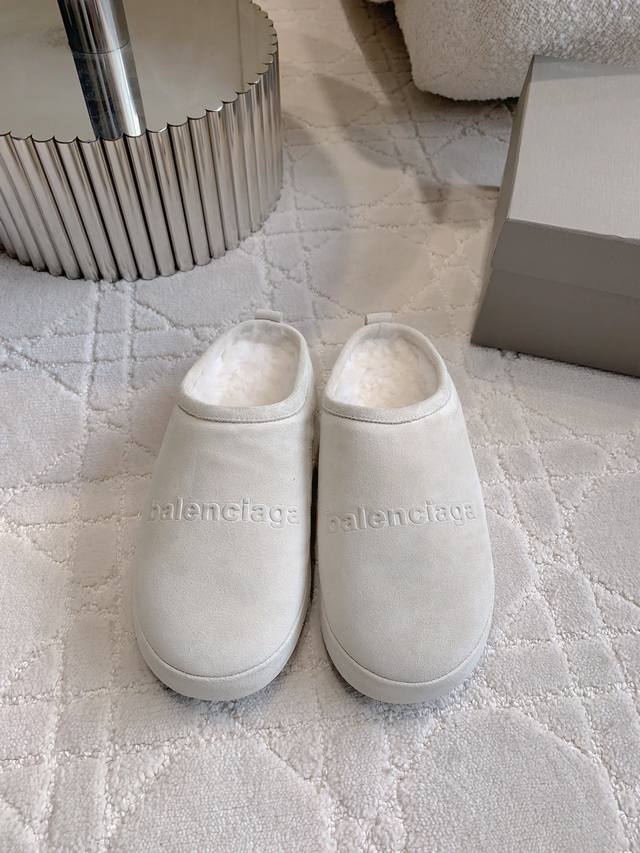 出厂价 Balenciag*新款羊毛保暖半拖鞋 丑萌丑萌得上脚超级时髦 厚实的羊毛太保暖啦 超级显腿细 原版购入开发 顶级版本 鞋面牛反绒 内里垫脚进口澳洲羊毛