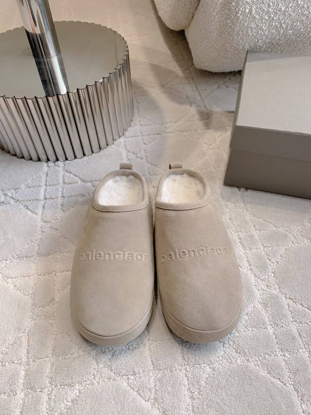 出厂价 Balenciag*新款羊毛保暖半拖鞋 丑萌丑萌得上脚超级时髦 厚实的羊毛太保暖啦 超级显腿细 原版购入开发 顶级版本 鞋面牛反绒 内里垫脚进口澳洲羊毛