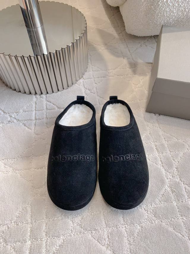 出厂价 Balenciag*新款羊毛保暖半拖鞋 丑萌丑萌得上脚超级时髦 厚实的羊毛太保暖啦 超级显腿细 原版购入开发 顶级版本 鞋面牛反绒 内里垫脚进口澳洲羊毛