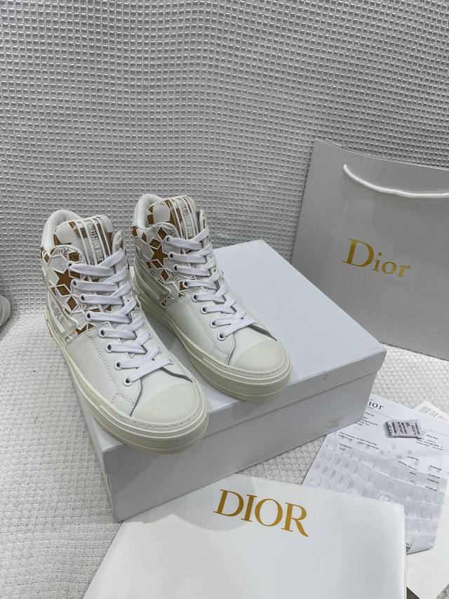 Dior迪奥专柜新款运动 Dior迪奥。正品购入开发、完美一比一复刻！鞋面进口胎牛皮胶片logo，美观时尚，流行新风尚。原版开模大底、上脚非常舒适、全套正品包装