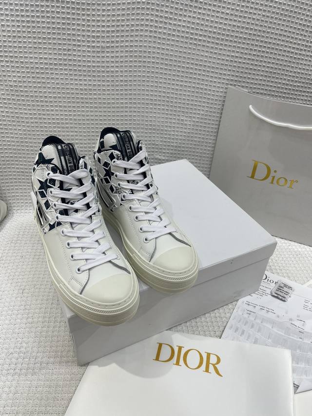 Dior迪奥专柜新款运动 Dior迪奥。正品购入开发、完美一比一复刻！鞋面进口胎牛皮胶片logo，美观时尚，流行新风尚。原版开模大底、上脚非常舒适、全套正品包装