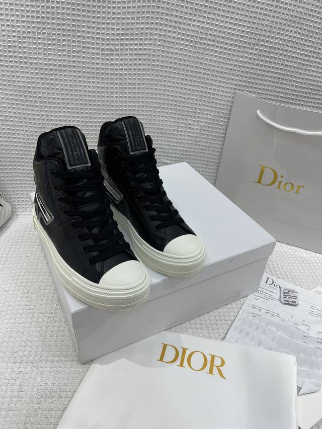 Dior迪奥专柜新款运动 Dior迪奥。正品购入开发、完美一比一复刻！鞋面进口胎牛皮胶片logo，美观时尚，流行新风尚。原版开模大底、上脚非常舒适、全套正品包装