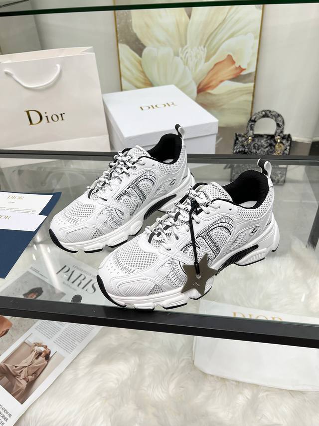 迪奥dior Chrono 高版本运动跑步鞋 2024秋季新品，以白色和黑色网眼织物搭配皮革效果镶片，两侧饰以电脑打印 Cd 标志、鞋舌上的星星补丁和鞋跟的 D