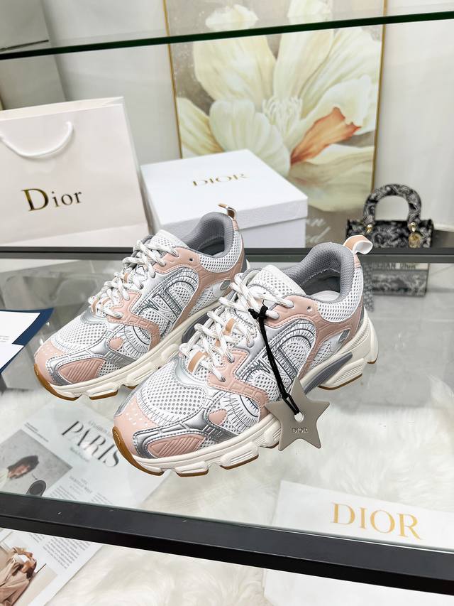 迪奥dior Chrono 高版本运动跑步鞋 2024秋季新品，以白色网眼织物搭配裸粉色调和银色皮革效果镶片，两侧饰以电脑打印 Cd 标志、鞋舌上的星星补丁和鞋