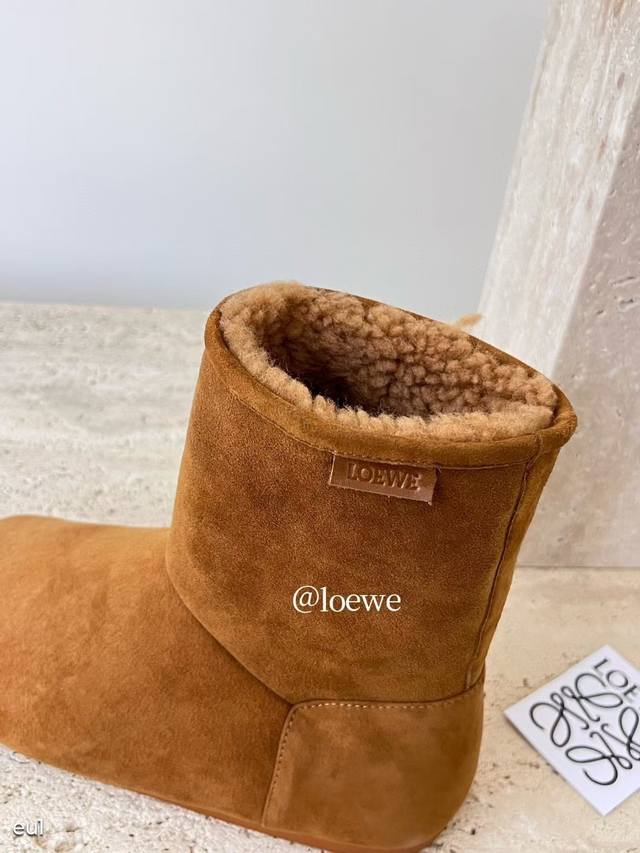 代购级特 Loewe罗意威 24 冬季最新皮毛一体 雪地靴 原版购入开发 顶级版本 罗意威皮毛一体这么保暖还能这么轻这么软乎的靴子也只能是罗意威了吧 轻盈柔软，