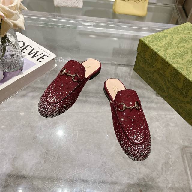 1803-1 酒红g钻 35-41 40 41定做作为gucci设计传承的杰出代表，Jordaan系列饰马衔扣乐福鞋生动彰显经典优雅格调。这款鞋履采用品牌标志性