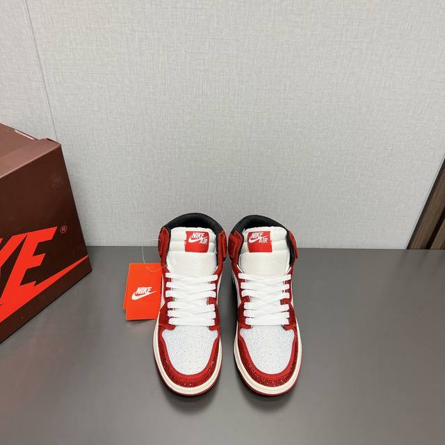 出厂:情侣 独家顶级版本 Air Jordan耐克联名24Vs春夏最新王炸爆款系列 情侣烫钻拼色休闲鞋 唯独一款牛皮拼色的高帮鞋，耐克乔一情侣毛鞋让鞋迷大开眼界