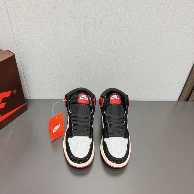 出厂:情侣 独家顶级版本 Air Jordan耐克联名24Vs春夏最新王炸爆款系列 情侣烫钻拼色休闲鞋 唯独一款牛皮拼色的高帮鞋，耐克乔一情侣毛鞋让鞋迷大开眼界