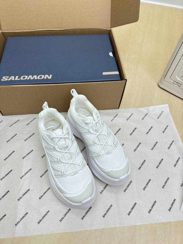 salomon 白色 Cdg X Salomon厚底休闲运动鞋萨洛蒙 联名款xt-6 系列 联名鞋款依旧是黑白简约配色，鞋身上的品牌字样也体现出极简主义的设计风