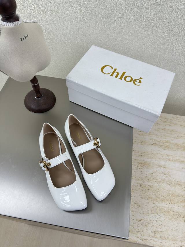 chloe 蔻依 克洛伊 可爱玛丽珍平底鞋 手工制作 高版本入 白色小牛漆皮 原生态 工艺 对版 明星同款 撞色设计 时尚感满满 内里脚感舒适 大底 意大利真皮