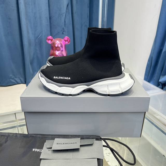 balenciaga巴黎世家3Xl出袜子鞋了 复古休闲运动鞋 系列推出探索时尚界对于原创与挪用的概念、以全新系列致敬传承与经典，以标志性balenciaga廓形