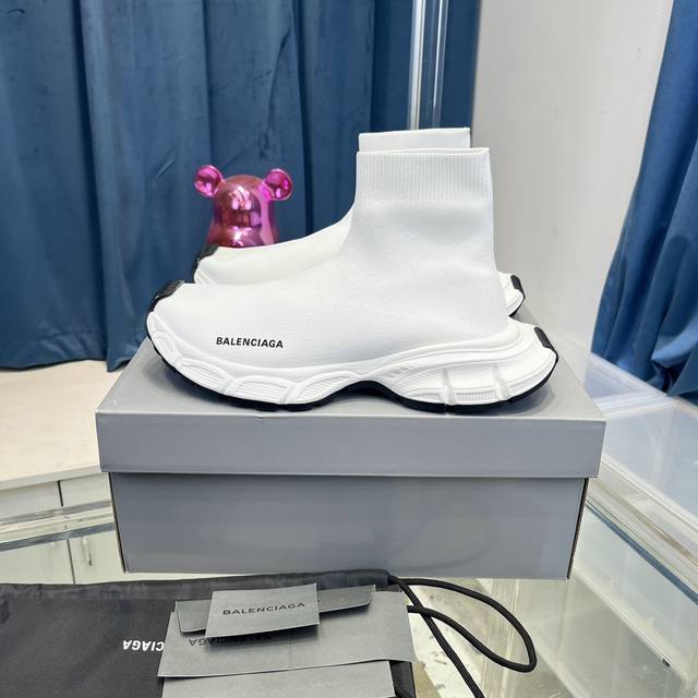 balenciaga巴黎世家3Xl出袜子鞋了 复古休闲运动鞋 系列推出探索时尚界对于原创与挪用的概念、以全新系列致敬传承与经典，以标志性balenciaga廓形