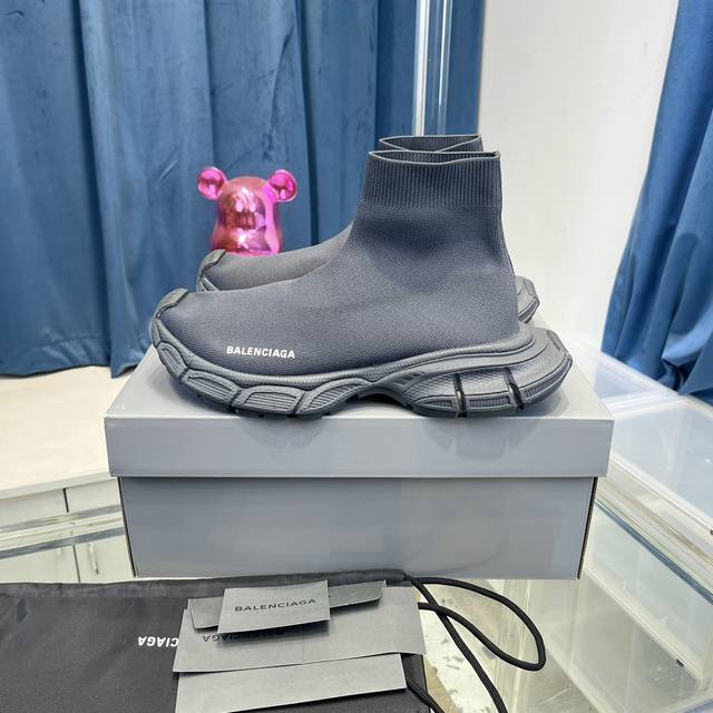 balenciaga巴黎世家3Xl出袜子鞋了 复古休闲运动鞋 系列推出探索时尚界对于原创与挪用的概念、以全新系列致敬传承与经典，以标志性balenciaga廓形