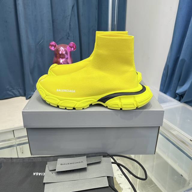 balenciaga巴黎世家3Xl出袜子鞋了 复古休闲运动鞋 系列推出探索时尚界对于原创与挪用的概念、以全新系列致敬传承与经典，以标志性balenciaga廓形