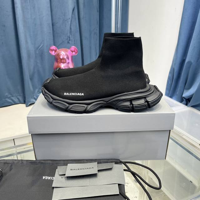 balenciaga巴黎世家3Xl出袜子鞋了 复古休闲运动鞋 系列推出探索时尚界对于原创与挪用的概念、以全新系列致敬传承与经典，以标志性balenciaga廓形