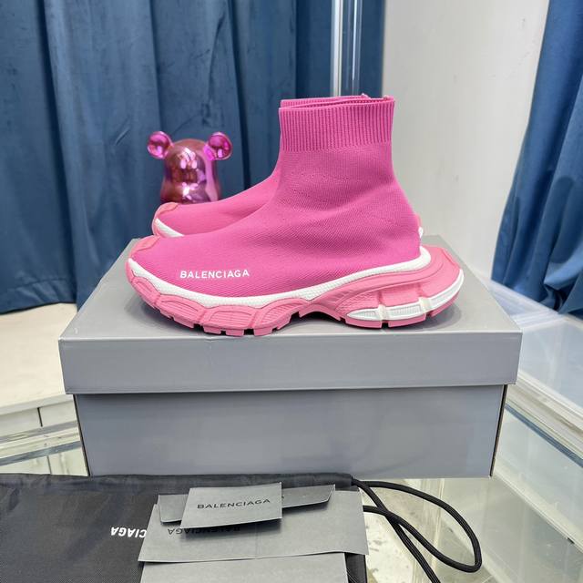 balenciaga巴黎世家3Xl出袜子鞋了 复古休闲运动鞋 系列推出探索时尚界对于原创与挪用的概念、以全新系列致敬传承与经典，以标志性balenciaga廓形