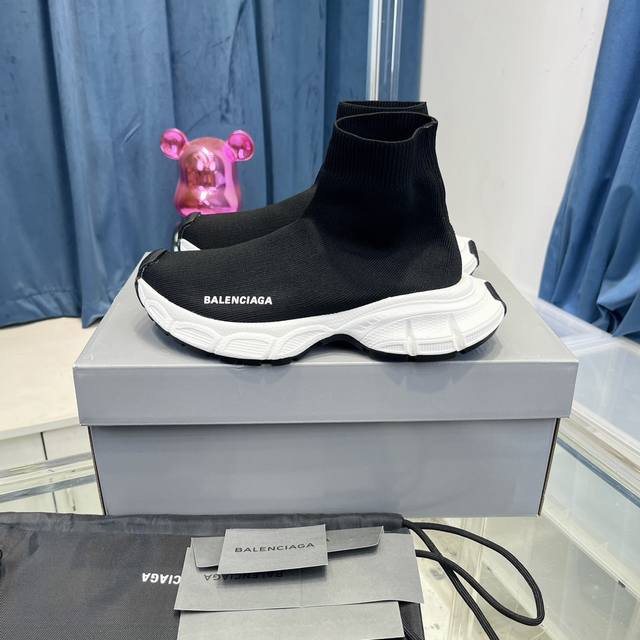 balenciaga巴黎世家3Xl出袜子鞋了 复古休闲运动鞋 系列推出探索时尚界对于原创与挪用的概念、以全新系列致敬传承与经典，以标志性balenciaga廓形