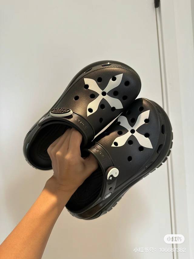 smfk & Crocs 联名厚底洞洞鞋 最喜欢的品牌居然和最爱穿的crocs联名了！ Smfk & Crocs 联名光轮洞洞鞋越看越好看，长在了心尖尖上两个花