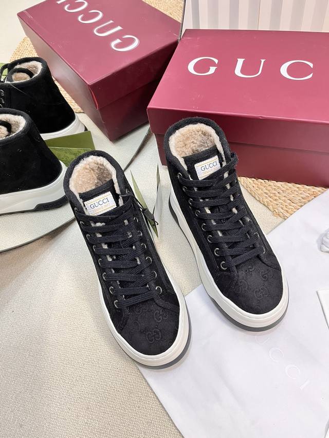 女 男 Gucci 1977冬季厚底羊毛款，双g压纹a级牛反绒毛毛保暖休闲鞋 工厂独家首发 鞋面采用原版材料，全羊毛垫脚，超柔软舒适让行走更加便捷舒适！ 独家新