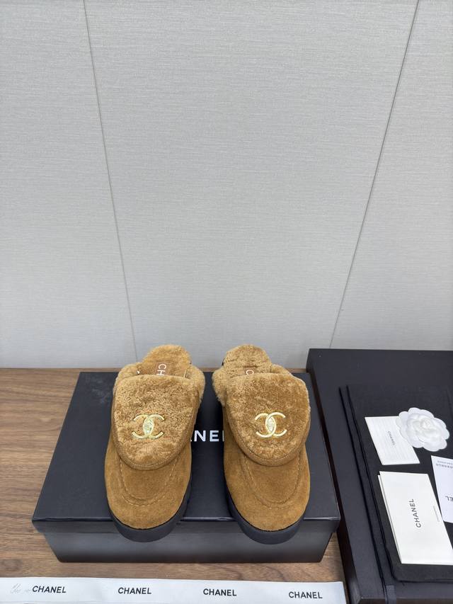 香奈儿24K Teddy Bear 毛毛乐福鞋 豆豆拖 秋冬穿搭最重要的就是保暖舒适，Chanel 24K这个 毛毛鞋很柔软，鞋型显瘦还可可爱爱，双c扣logo