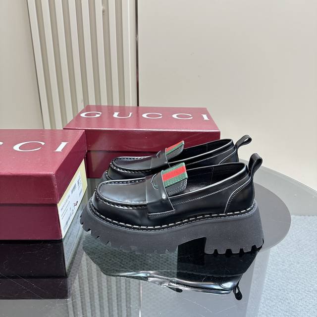 秋冬最新gucci 条纹单鞋沟纹厚底单鞋，乐福鞋，取材自马术世界的条纹织带已经成为高雅俱乐部的象征，正在以新的方式重新登场。这款靴子采用小牛皮和开边珠制做，搭配