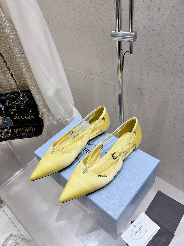 Prada 普拉达 25Ss早春新款 绝美尖头平底鞋 时尚界久违的极简之美 经典时尚配色 毫不费力的优雅风来袭 时髦 精致 绝美 包头尖头 开边珠外穿时尚气质简