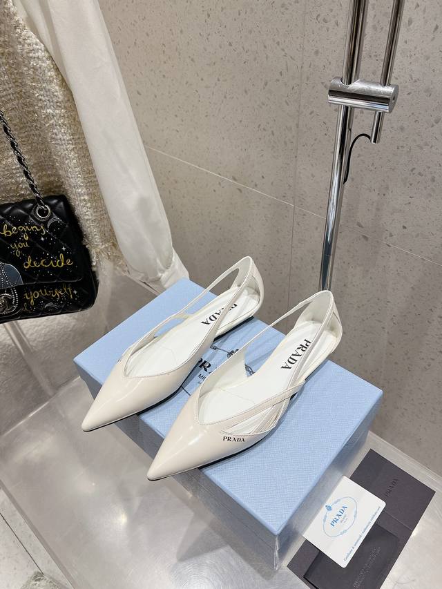 Prada 普拉达 25Ss早春新款 绝美尖头平底鞋 时尚界久违的极简之美 经典时尚配色 毫不费力的优雅风来袭 时髦 精致 绝美 包头尖头 开边珠外穿时尚气质简