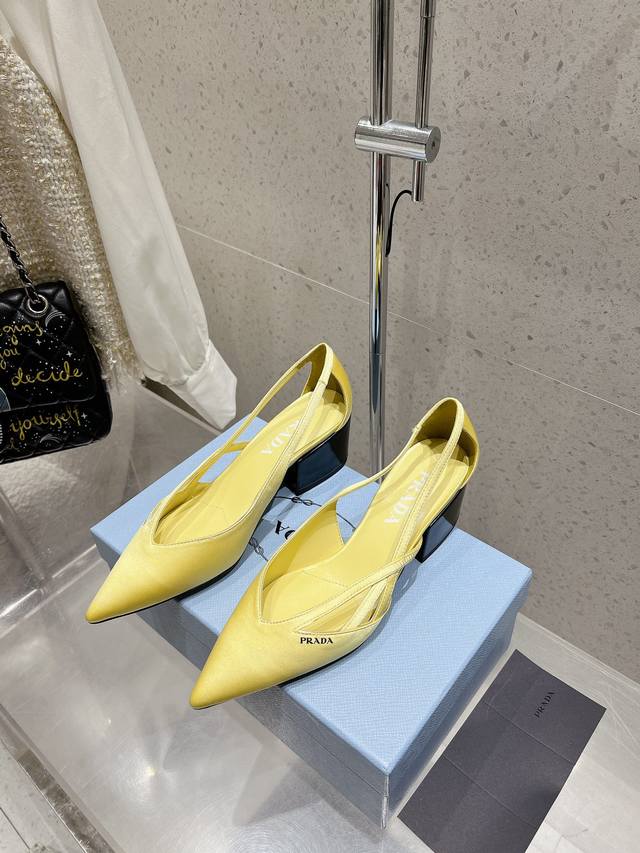 prada 普拉达 25Ss早春新款 绝美尖头跟鞋 时尚界久违的极简之美 经典时尚配色 毫不费力的优雅风来袭 时髦 精致 绝美 包头尖头 开边珠外穿时尚气质简约