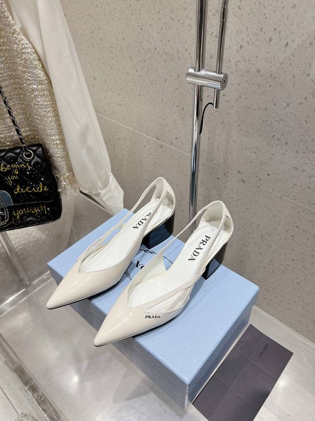 prada 普拉达 25Ss早春新款 绝美尖头跟鞋 时尚界久违的极简之美 经典时尚配色 毫不费力的优雅风来袭 时髦 精致 绝美 包头尖头 开边珠外穿时尚气质简约